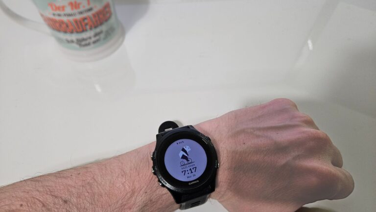 Smartwatch mit Panda auf dem Fahrrad